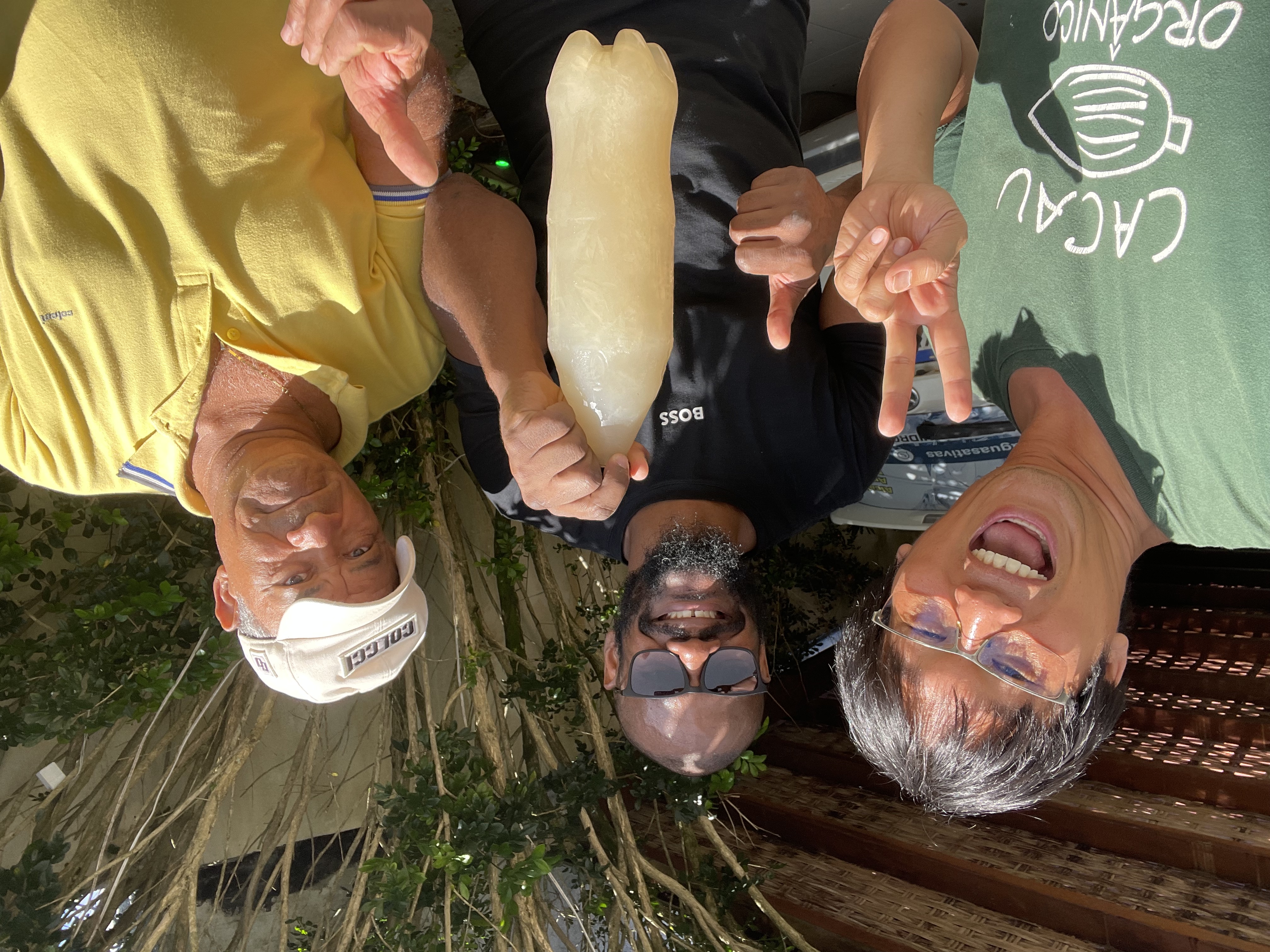 Vivi gifting Matheus a bottle of Mel do Cacau